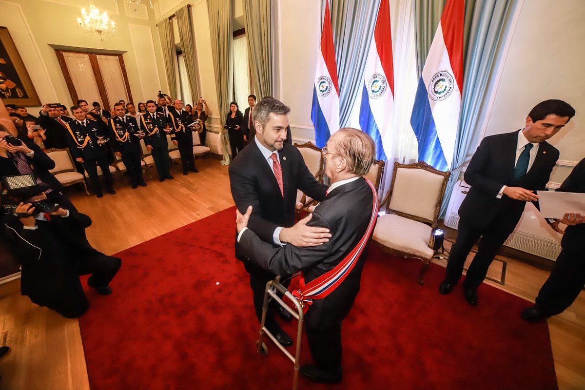 MaritoAbdo's tweet image. Condecoramos al amigo Don Rafael Rojas Doria por su memorable aporte a nuestra cultura, como leyenda viviente del teatro paraguayo. 70 años de trayectoria, de ser un gran artista, de ser todo un ejemplo.