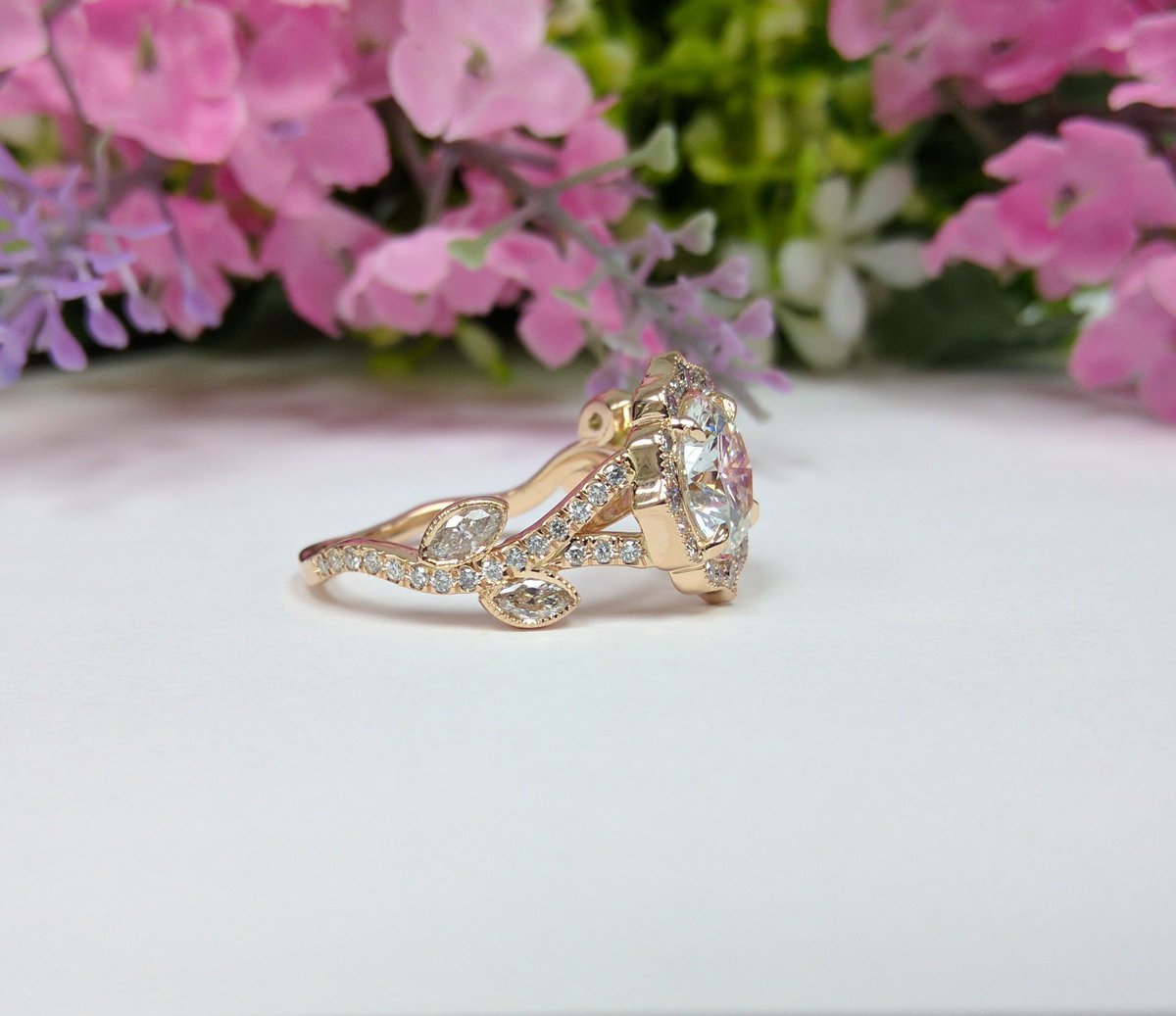 MDCDiamonds's tweet photo. Swing Halo Diamond Engagement Ring in Rose Gold

https://t.co/4q53YF8Ubl

#diamondsnewyork #halo #floral #vine #scallops #diamondengagementring #engagementringsnewyork #rosering #swing #rounddiamonds #cathedral #pave #splitband #shesaidyes #anniversaryring #nycjewelry https://t.co/Tr9T7onI3I