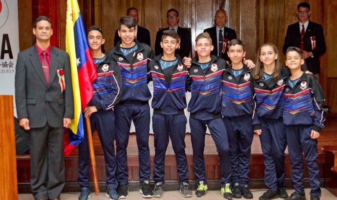 INDeporteVE's tweet photo. La selección  venezolana de JKA Seiken Venezuela  tuvo su último entrenamiento en suelo venezolano este 1 de septiembre en las instalaciones de la academia militar de la aviación venezolana, ubicada en Maracay estado Aragua. #GrandeVzla https://t.co/ag3EWQjvgM