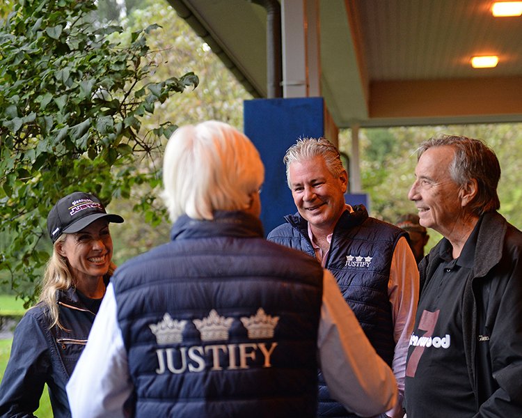 BH_AEberhardt's tweet photo. #TripleCrown winner #Justify arrived at Ashford Stud (@CoolmoreAmerica) where he will stand in 2019. Chestnut colt was greeted by trainer @realbobbaffert + breeders @tanyagun and @johndgunther #GlennwoodTeam #TeamCoolmore. Best to all on his career as a stallion! https://t.co/NXkYLWPfg4