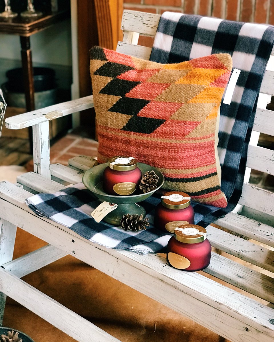 TheAmsden's tweet photo. These spiced cider candles are Fall in a jar. 😍 https://t.co/Edt6mayK4g