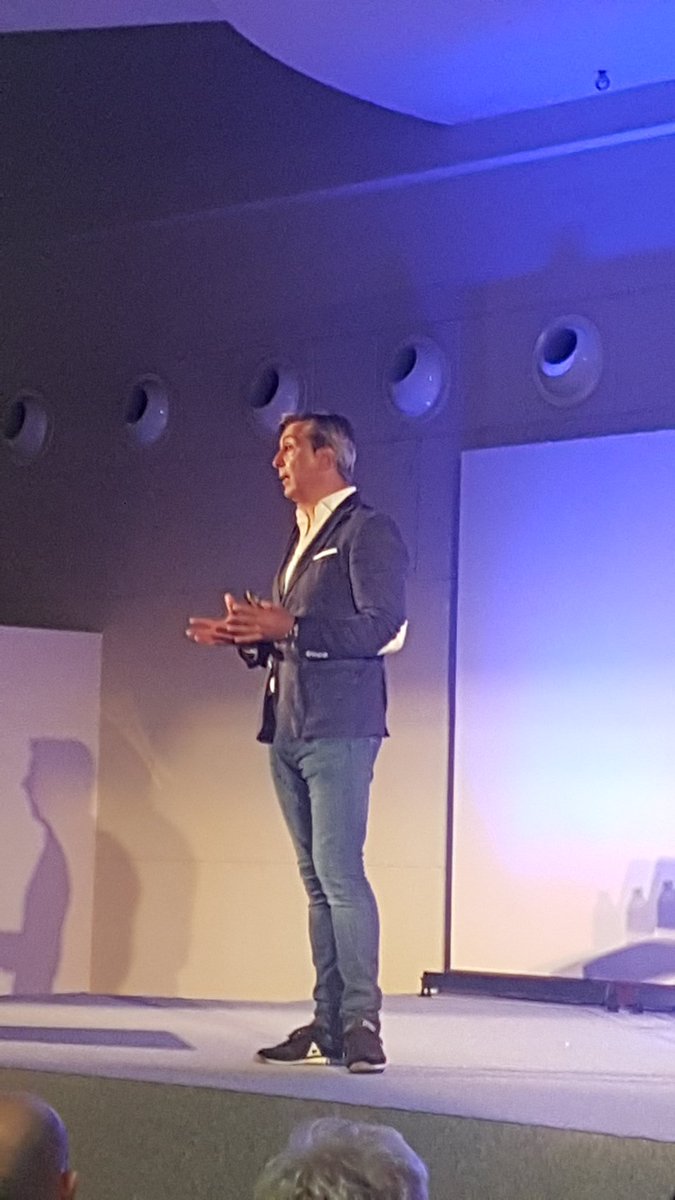 Laura_HerreroG's tweet photo. En Sanitas Dental estamos de suerte. Tarde magistral en Sevilla, de la mano de @alexroviracelma @retailmeeting. @SomosSanitas #DentalEstáDeModa #GetAhead https://t.co/3PqXR4HtuY
