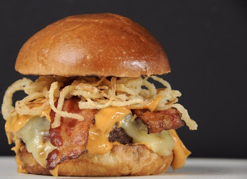 HanoverInn's tweet photo. Raise your hand if you're in the mood for a #Cheddarburger with #bacon, crispy onions &amp; chipotle aioli.  ✋ It's #lunchtime @PineRestaurant 🍔 https://t.co/quAa0MqT2f