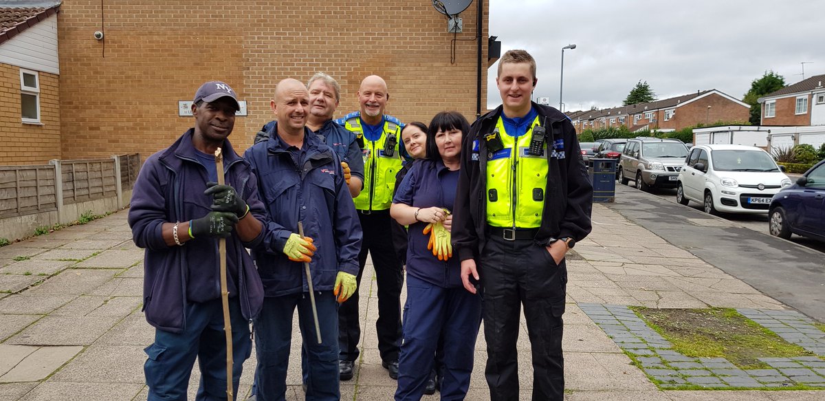 QuintonWMP's tweet photo. Quinton PCSO's have been working in conjunction with Birmingham city council to conduct knife sweeps on Nutfield walk and Edison Grove to support the #StopKnifeCrime campaign. #carryingknivesdestroyslives https://t.co/kBleg1M8Hd