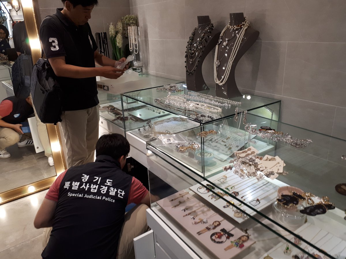 도 특사경, 짝퉁제품 첫 단속 판매업자 19명 입건. 724점 압수
○ 정품가격 3억 2천만원 상당 짝퉁 명품 유통한 19명 상표법 위반 입건
  - 샤넬, 구찌 등 34개 브랜드에 의류, 액세서리, 잡화 등 15개 품목 724점 유통
○ 특사경 업무범위 확대 후 첫 성과