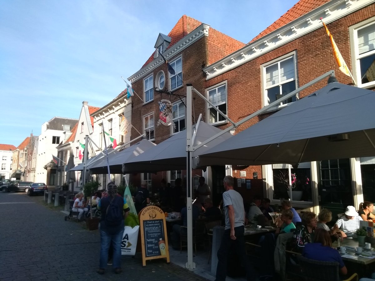 MarcelvdVenne's tweet photo. @ZWLBrabant #nietvechtenmaarhechten #deMars starten in Ravenstein. Gezellig met muzikaal vermaak van Noud Bongers https://t.co/rkA3v1ts0s