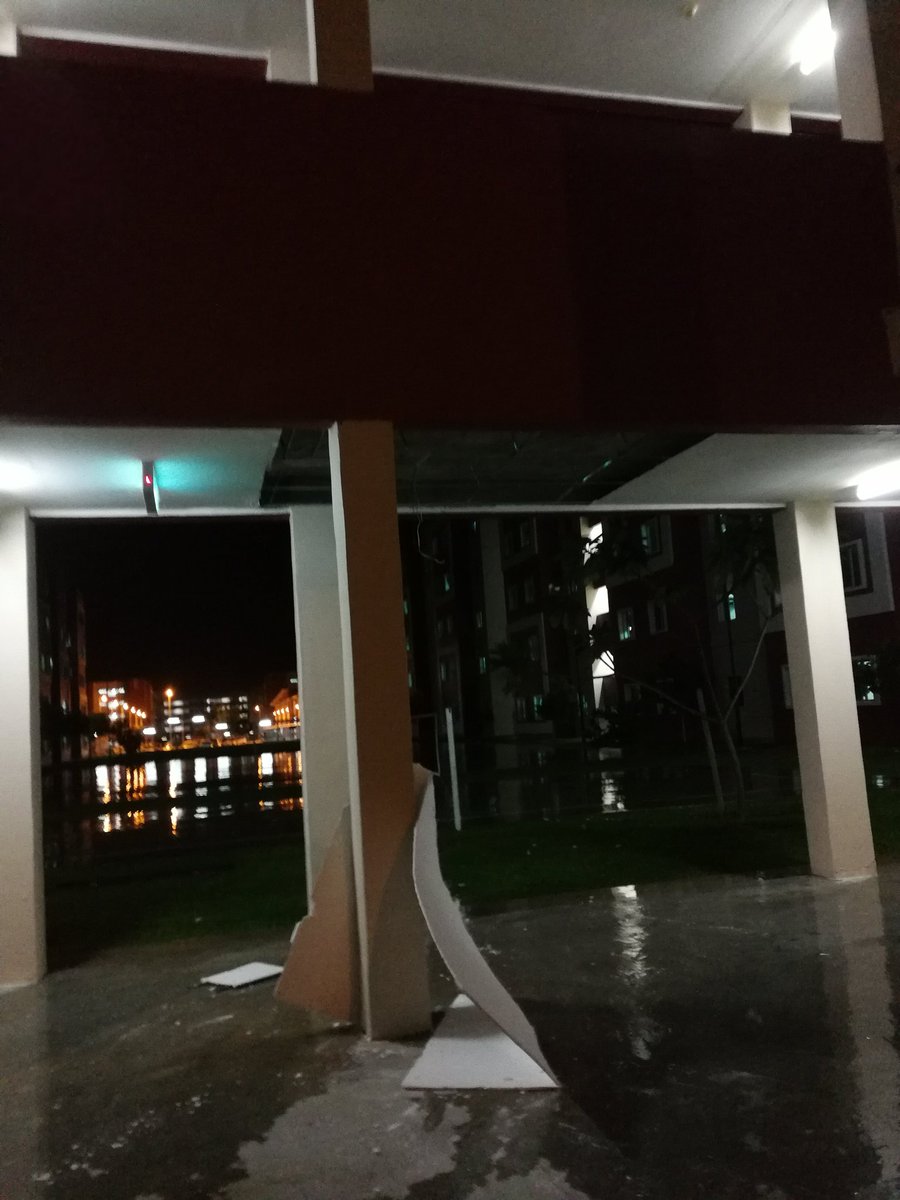 syattty's tweet photo. #prayforperlis Unimap Pauh. Ini time bru nk start ribut, tong sampah semua dah bersepah dah. https://t.co/uH6MSrtTtR