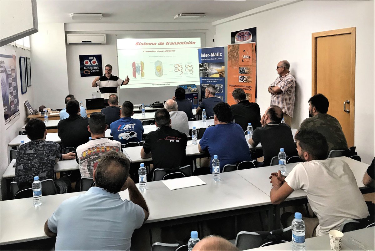 ASYSUM's tweet photo. Los profesionales de AD Vilber muy atentos hoy en la #formación sobre las cajas de cambio y su mantenimiento con la máquina #BlueMatic de #InterMatic. #Asysum #automaticgearboxes #oilchange #automotiveparts https://t.co/47SuAYIU5I