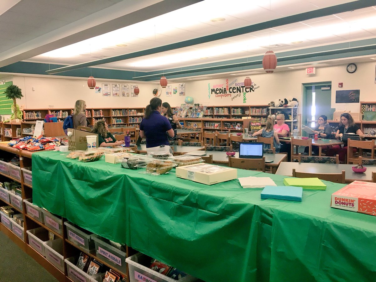 ShelbyAKelly's tweet image. Teachers at @spiritbelieves got sweet treats and coffee from their leadership team for our ELA presentation this afternoon after a donut breakfast this morning! Now I need to go work out! 😂 #MondayMorning  #professionaldevelopmentday