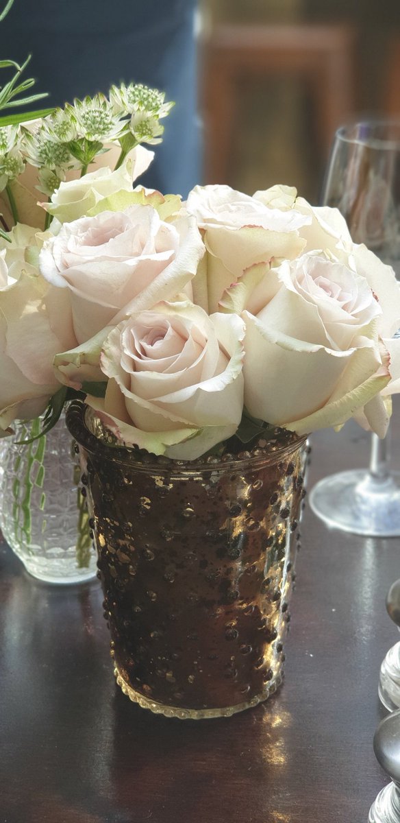 YolandiID's tweet image. FLOWER LOVE: Such beautiful roses on our table at lunch at The Design Centre in Chelsea Harbour today..( the food was great too) #interiordesign #Sourcing #InteriorDesignChat #LunchWithFriends