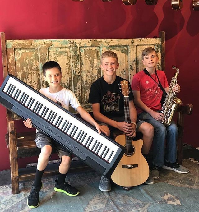 tetonguitars's tweet image. Young musicians are some of our favorite musicians! At what age did you first start learning to play guitar?
..
Big thanks to #tetondealer Castle Rock Music for fostering the love of music in their students and letting Teton be part of it!
.
.
.
.
.
#📷 @andysydowmusic
#thiso…