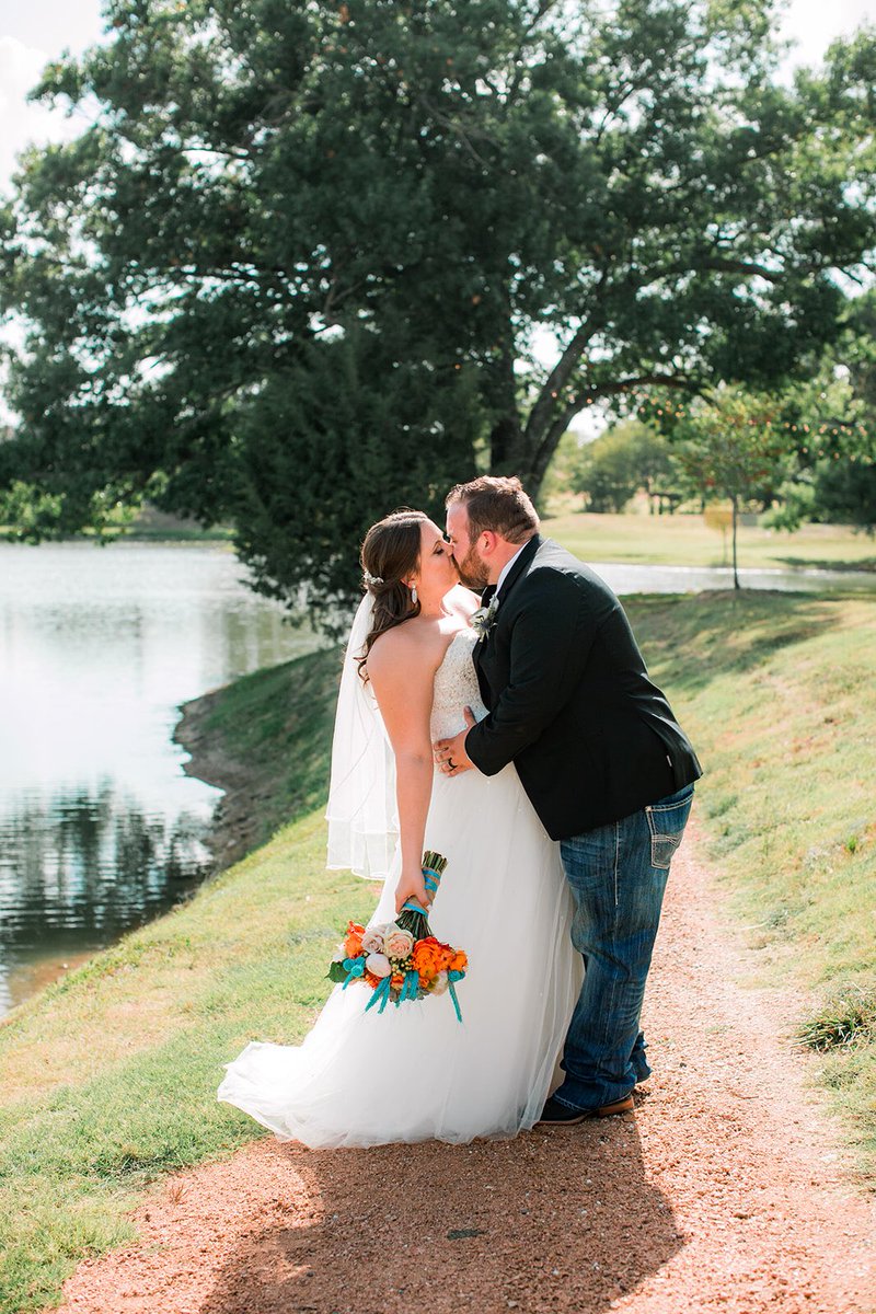 sarahobrien805's tweet photo. Wedding photos are in and I’m completely obsessed!! 😭😍 @obriens_54 #wedding #weddingphotos https://t.co/U37jNQx3Lr