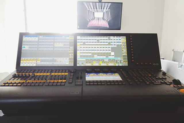 deraphi's tweet photo. #throwback to programming of #basejumpconference on #ma3d
#lightingdesign #grandma2 #ma2 https://t.co/xHJgxZDo2u https://t.co/ppMi0mVCsk