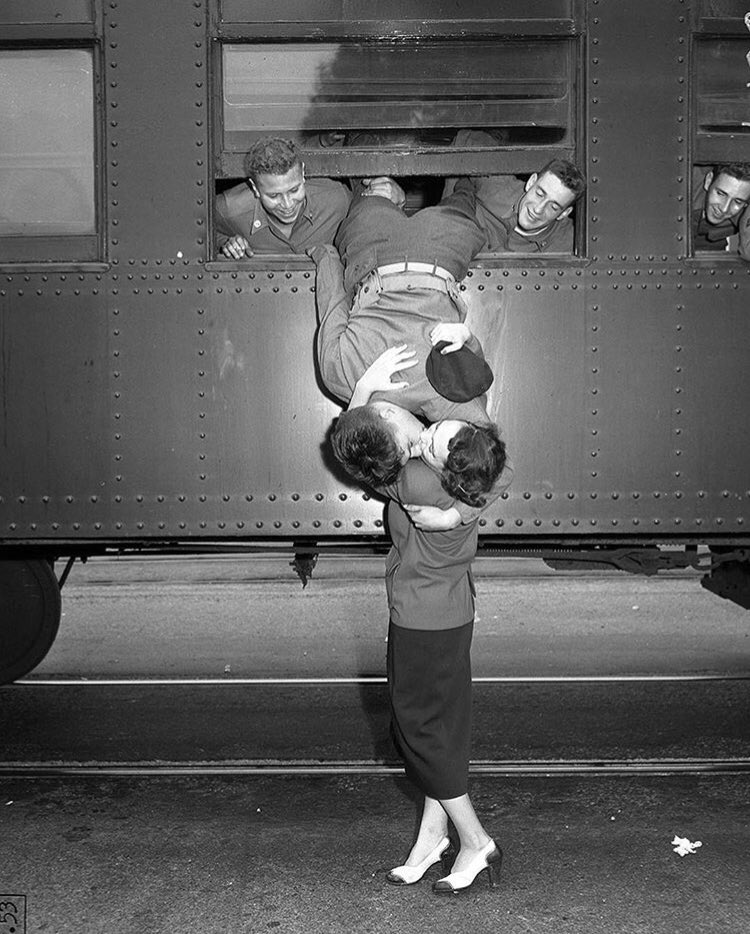 importantmemos1's tweet photo. Couple photographed kissing goodbye before he went to fight in the Korean War. 1950. https://t.co/F5N0upRf1N