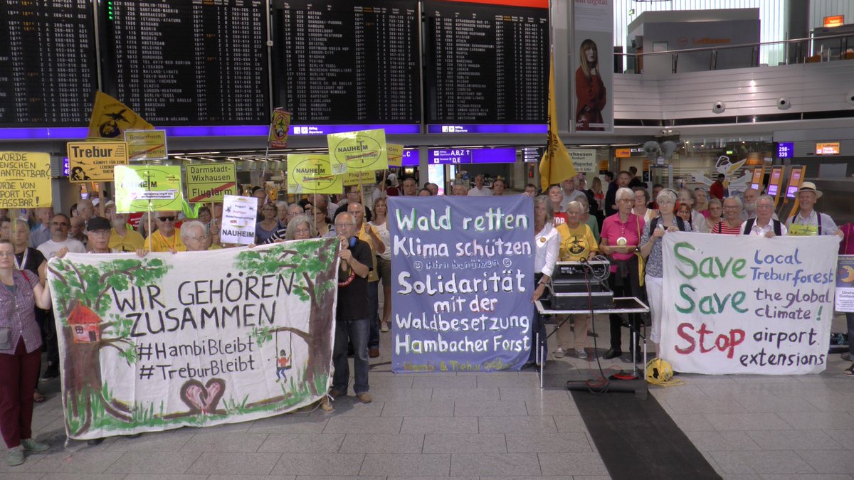 Solidarität mit den Waldbesetzungen #TreburBleibt, #HambiBleibt und #UP3 von der Montagsdemo am Flughafen Frankfurt.