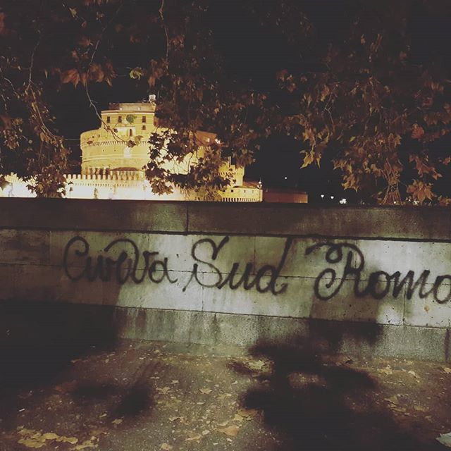djcecio's tweet photo. Visto che qualcuno che frequenta la mia amata curva sud è capace di scrivere così, possiamo iniziare a superare quel font di merda mezzo fascistello che usano tutti gli ultras d'Italia e passare oltre? #ultras #asroma #curvasud #ultra #ultrasroma #strisc… https://t.co/gFyu2cPgt5 https://t.co/nNatACfCk7