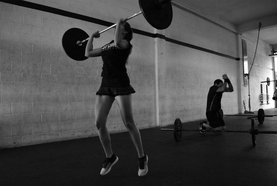 sonrisafinisher's tweet photo. She was not fragile like a flower, she eas fragile like a bomb 💥⚡️✨ #alwaysready #crossfit #crossfitlastline #reviviendoelhombro #crossfitgirl https://t.co/HNTK3WZoix