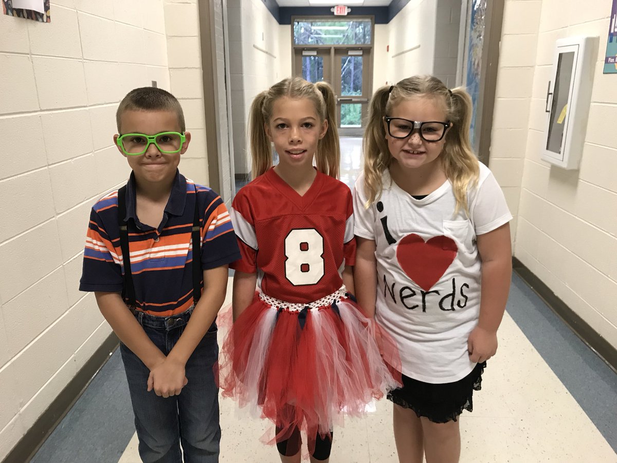 MrsFergusonAES's tweet photo. The cutest mathletes and athletes I’ve ever seen! #homecomingweek #MrsFergusonsFriends #AESthirdgrade https://t.co/u5e2QYSvcw