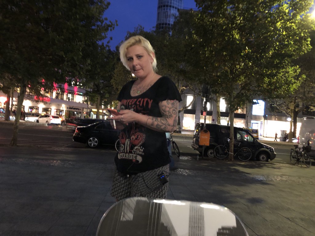 iphone6BLN's tweet photo. Wir campen wieder für das iPhone Xs 😉 https://t.co/vuMQxPYOkN