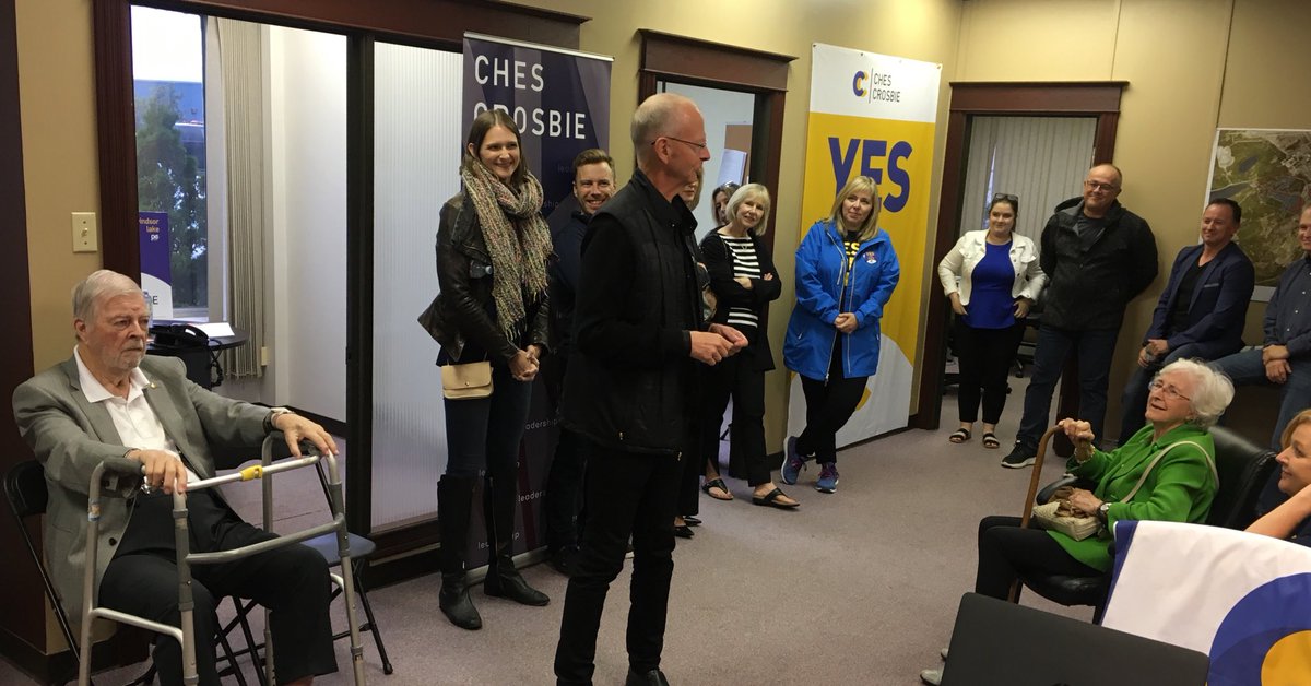 With parents JOhn &amp; Jane Crosbie on either Side of him, Windsor lake candidate ⁦<a href="/ChesCrosbie/">Ches Crosbie</a>⁩ chats up the team before heading out in the rain to greet voters. ⁦<a href="/PCPartyNL/">PC Party of NL</a>⁩ #nlpoli