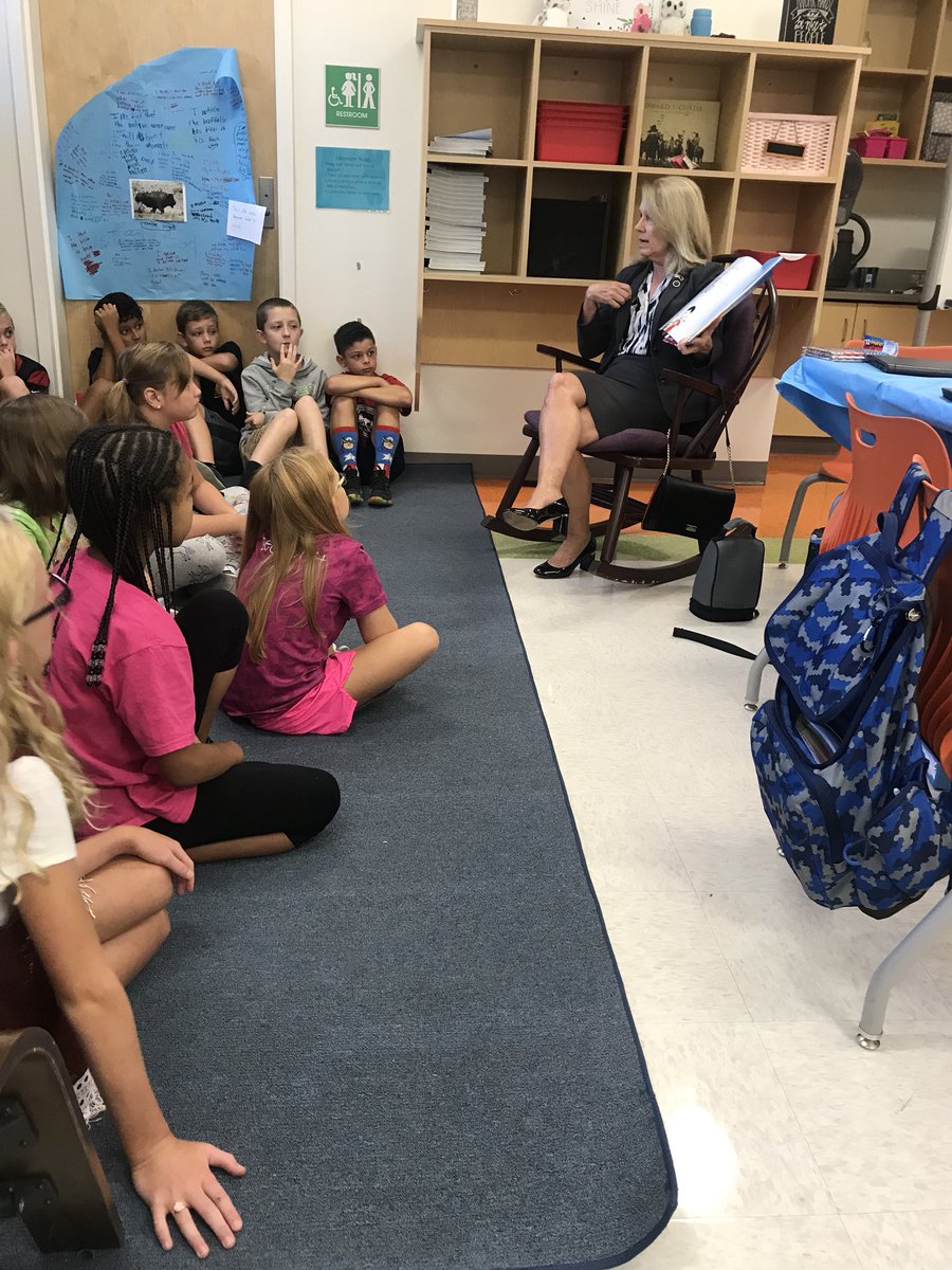 leigh_nan's tweet image. Thank you @syllestedavis for reading to our 4th graders today! #ConstitutionDay @NES_bcsd