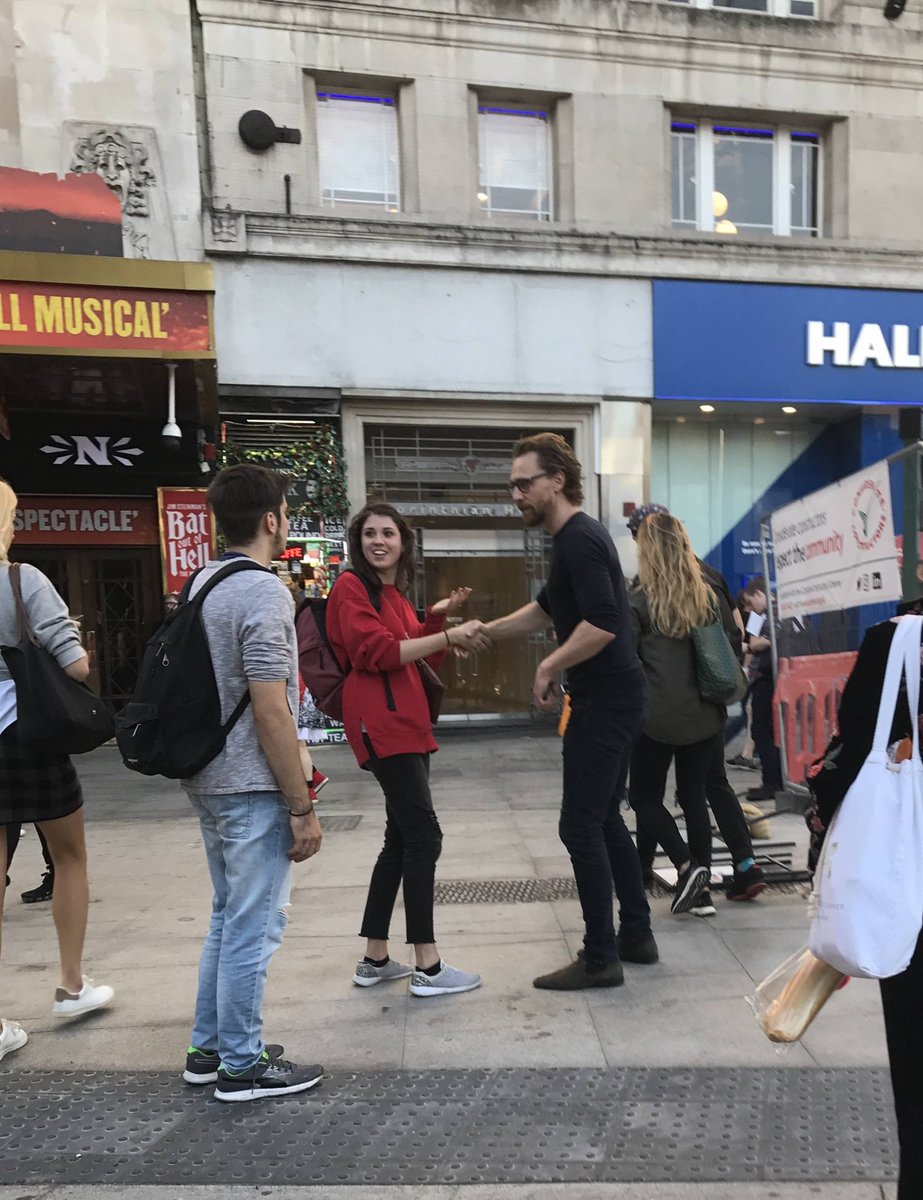 WorldHiddleston's tweet photo. Tom Hiddleston today in London with a fans

Via Milklover on Tumblr https://t.co/Id7byhKtHf