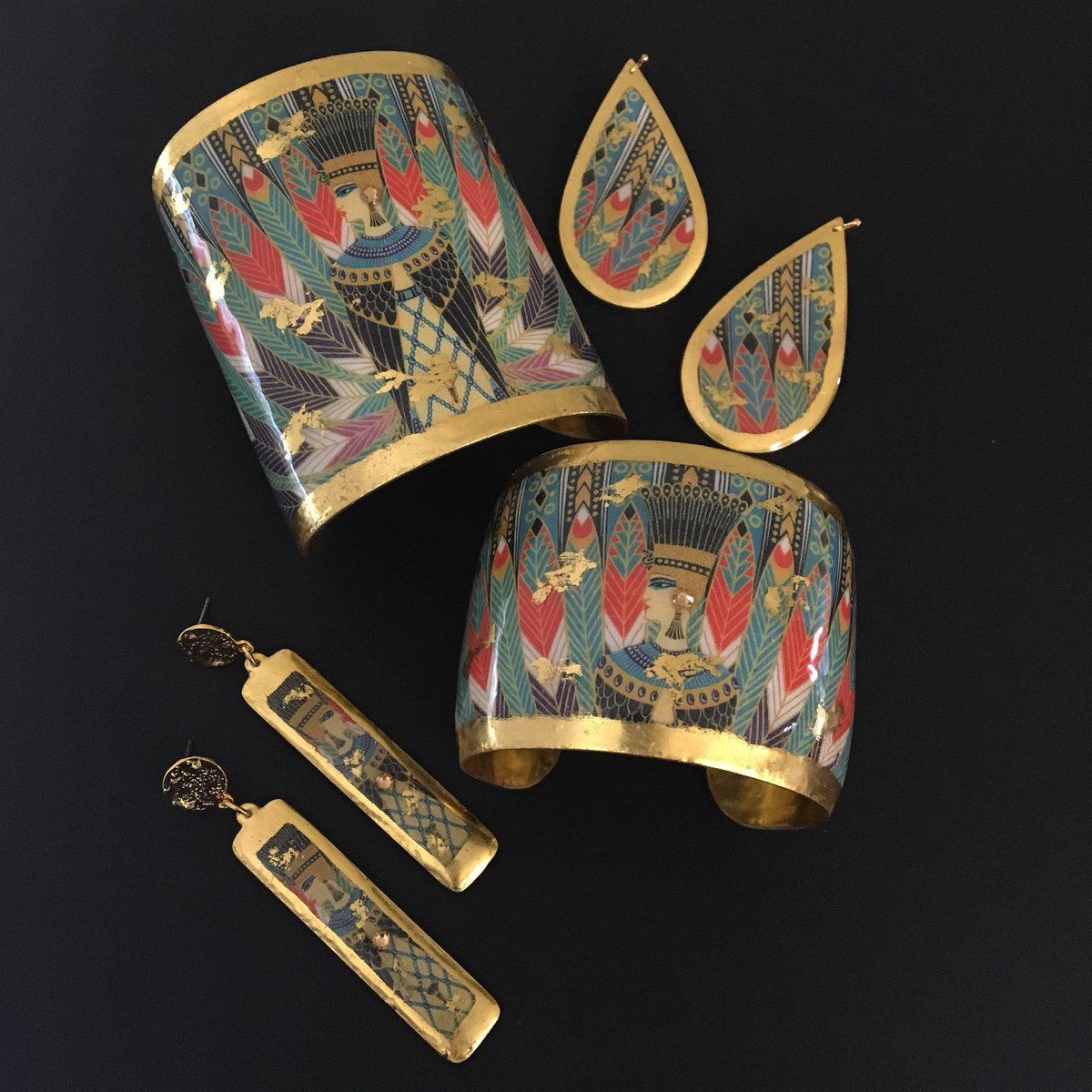 EvocateurStyle's tweet photo. The newest addition to the #erte collection made is debut at @coterie_show β¨ Nile print shown here in a 3β Cuff, 2β Cuff, Teardrop Earrings and Column Earrings! β’
#evocateurstyle #evocateur #artinspired #pieceofart #wearart #wearableart #egyptian #egyptiangoddess #erte #nile https://t.co/xcc4UOOHPj