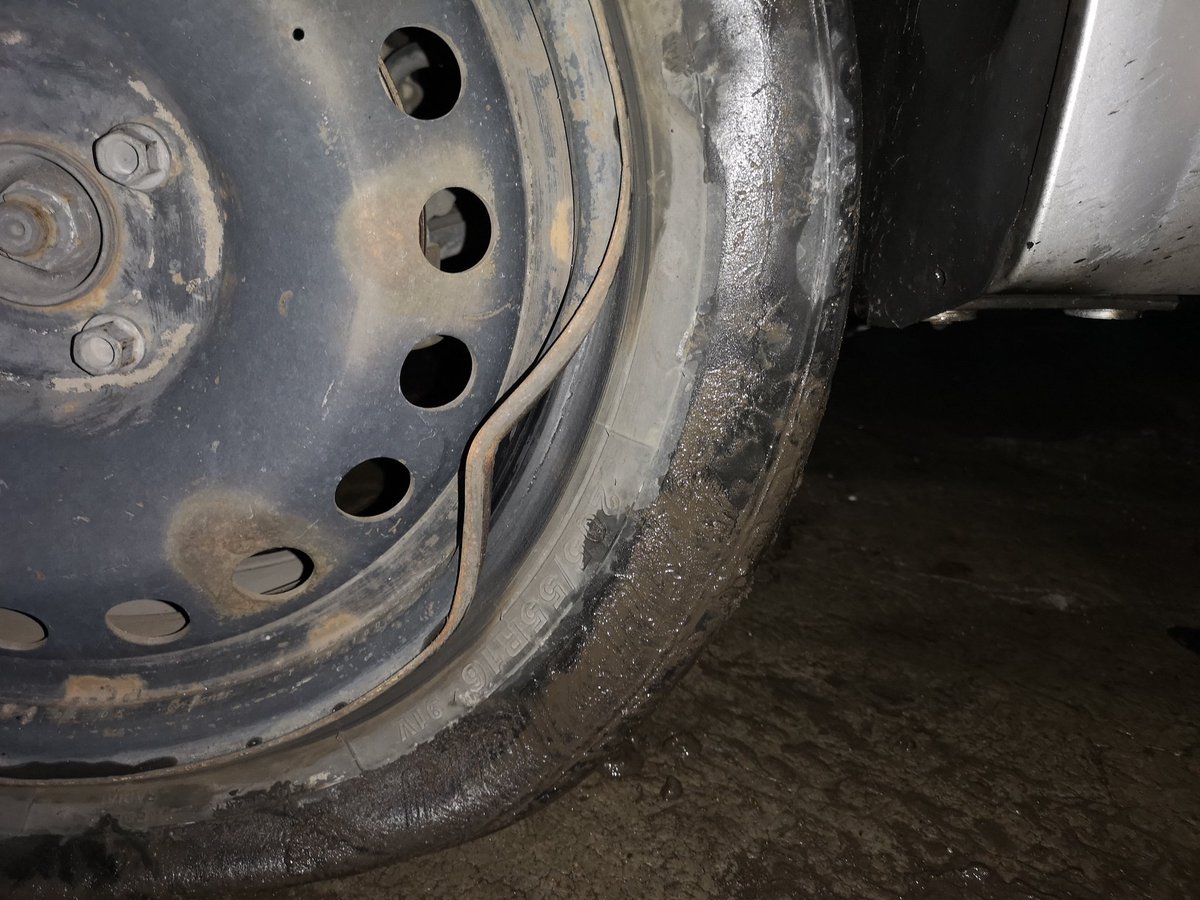 goiselam's tweet photo. @ATZciudadano @hola_atizapan el día de ayer caí en un bache sobre Av Adolfo Ruiz Cortinez en dirección hacia Tlalnepantla, bajando el puente vehicular frente a Pizza hut. Durante el tiempo que estuve, al menos 5 personas sufrieron lo mismo. https://t.co/74QQIcuu7w