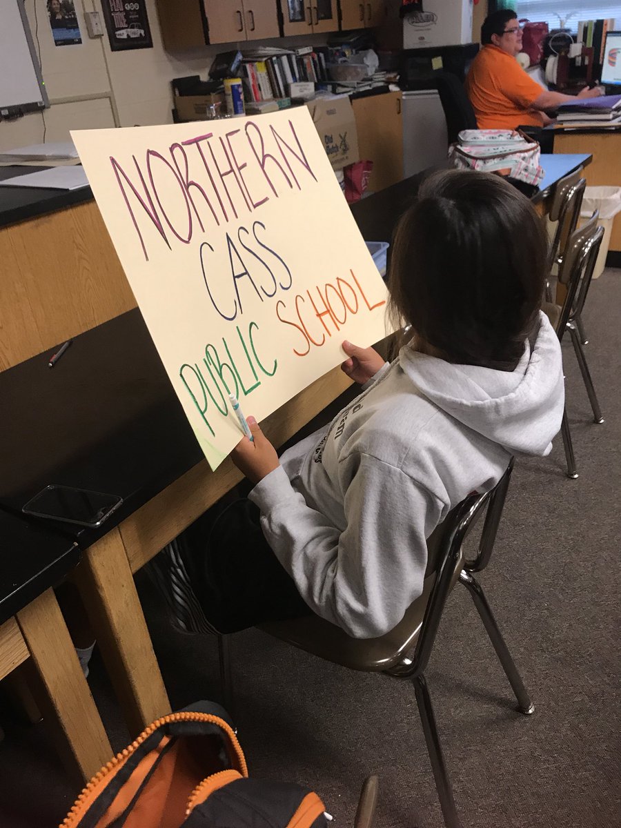 KilldeerRobotic's tweet photo. Productive day making posters!! #BESTRobotics #bisonbest #BESTRobotics25Years #Thanks2BestRobotics https://t.co/Kme4WPCFNP