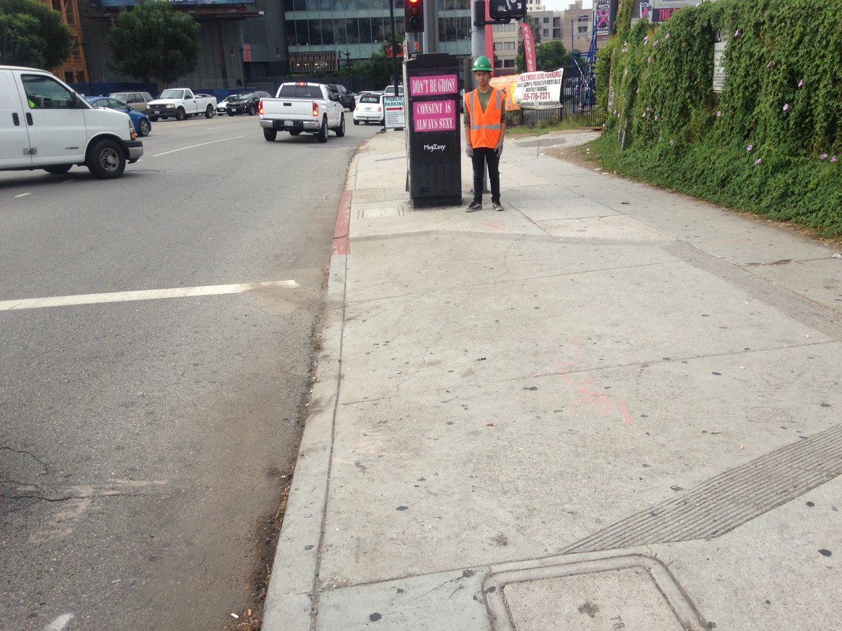 davideryu's tweet photo. The @LACorps cleaning up Franklin & Highland in #Hollywood is my #MondayMotivation! https://t.co/WcKabJ0vOp