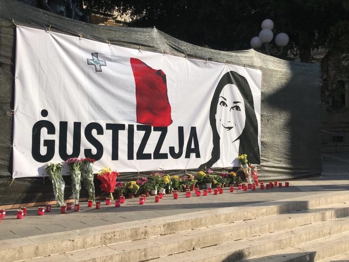robertosaviano's tweet photo. Un gruppo di maltesi ha vegliato per oltre 24 ore sul memoriale di #DaphneCaruanaGalizia per impedire che venisse rimosso, come spesso accade da 11 mesi. A qualcuno dà fatidio che si ricordi che Daphne è stata uccisa per le sue inchieste e i mandanti non sono ancora stati trovati https://t.co/nzC5sZ5XpZ
