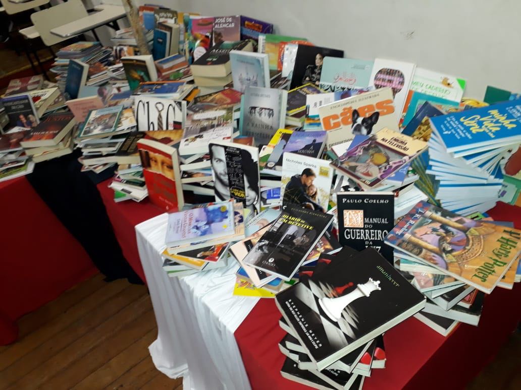 institutomsousa's tweet photo. evento de entrega dos livros arrecadados na 25ª Bienal do livro.  A ação fez parte da parceria do Instituto com a Mauricio de Sousa Produções, Secretaria Estadual de Educação de São Paulo e Sicredi. 
Um total de 732 livros foram doados para a escola EE MMDC. https://t.co/Mq8dmRovSM
