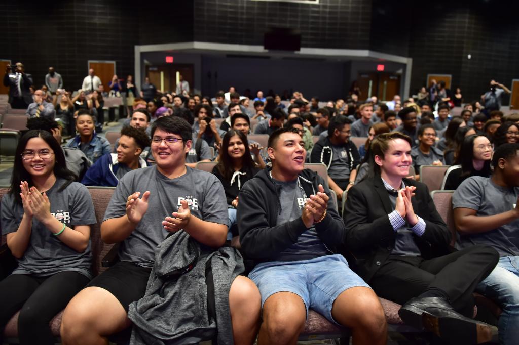 ComcastSouth's tweet photo. 100 John Overton High @OvertonMNPS students were just surprised with new laptops from @Comcast and the #InternetEssentials program.  @MetroSchools @MayorBriley @MNPSDirector https://t.co/qkptzEgMsO