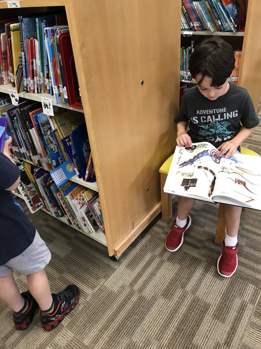 patriciaeyer's tweet image. @WOSnews Ss get right to independent book selection using their self-created #shelfmarkers #libraryWOS