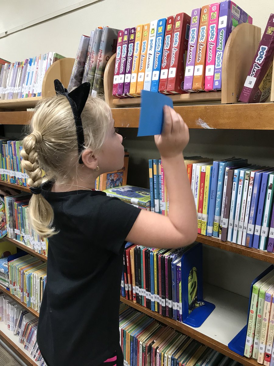 patriciaeyer's tweet image. @WOSnews Ss get right to independent book selection using their self-created #shelfmarkers #libraryWOS
