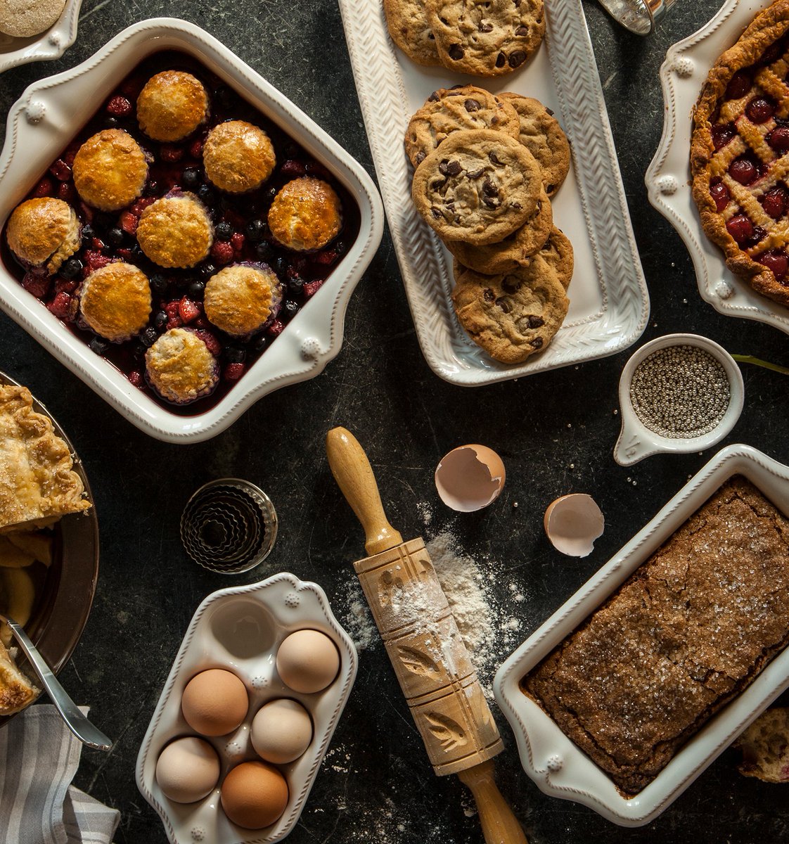 Embrace Autumn with open arms and get ready to whip up signature sweet treats in our iconic Berry &amp; Thread Bakeware! Pairs well with comfort food, crackling fires and your coziest pair of socks.
#Juliska #bakeware #BerryAndThread #Autumn #Fall #comfortfood #sweettreats