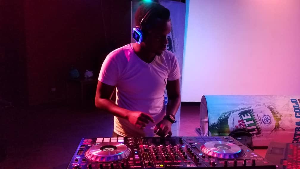 djKasBaby's tweet photo. How it went down at the Rock Bar and Grill Silent Disco.
Thank you all for coming through and representing at @liquidsilknalya #FeverSaturdays.
Now to await #Wikidi 💃💃🔥 https://t.co/8kTmJvDgil