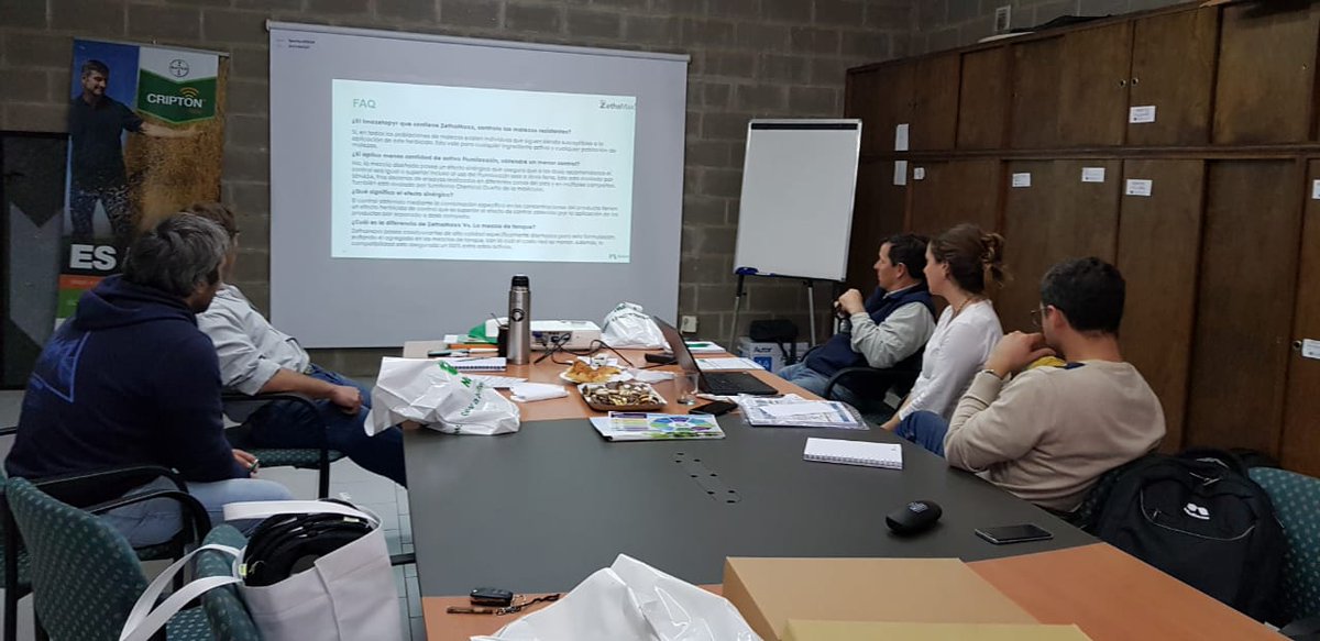sumitomochem_ar's tweet photo. #NufarmFederal 🇦🇷 Dónde pasa #ZethaMaxx, no pasan las malezas. Estuvimos en Trenque Lauquen de capacitación junto a nuestros amigos de Fullagro. Todos testigos de la efectividad de nuestro herbicida 🔥 🌱 https://t.co/kW9LUrbYML