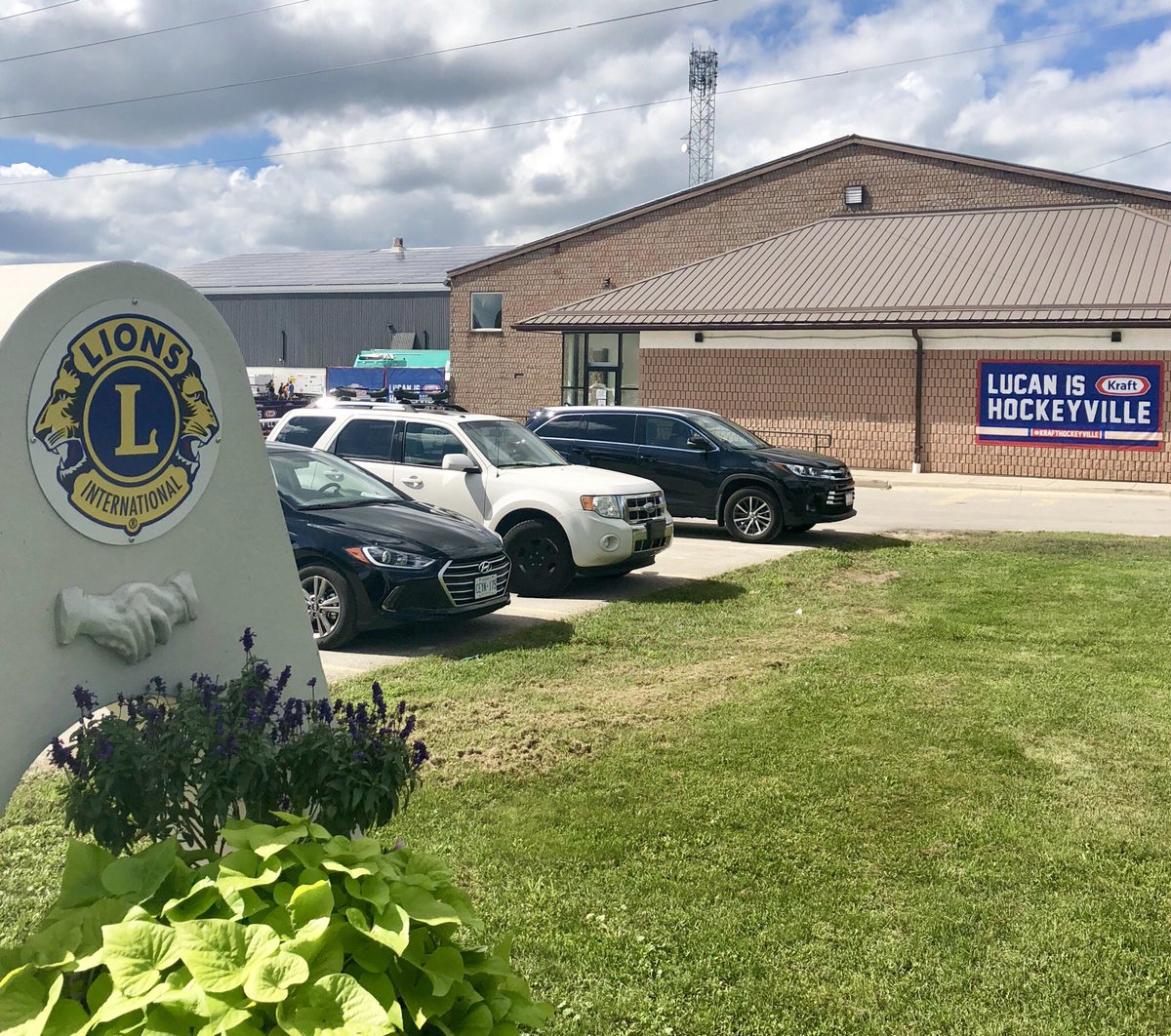 REAL_Spartacat's tweet image. So Lucan has lions outside their arena too! #KraftHockeyville #smartplace 🦁🏒