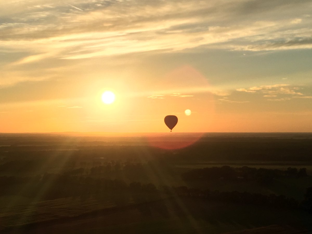 JurgMiriam's tweet photo. Wat een avond gisteravond... 💛🧡❤️
Take off Enter en na 1h35 landing in Itterbeck...
Zoooooo mooi! 👌🏻😍
#ballonvaren #ballonvaart #rienjurg #ballooning #enter #almelo #geesteren #mander #manderveen #itterbeck #nofilter https://t.co/6B3upaelB0