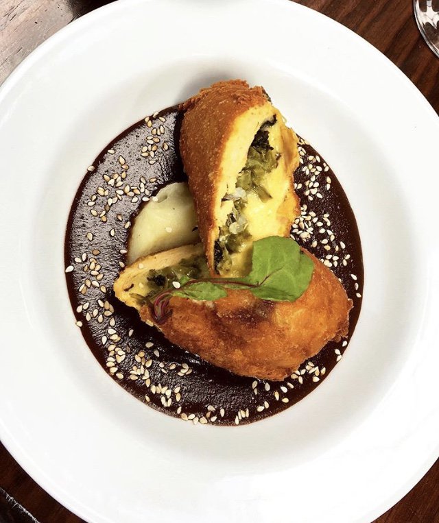 Pollo en mole almendrado y puré de papa. Foto:befatbehappymx