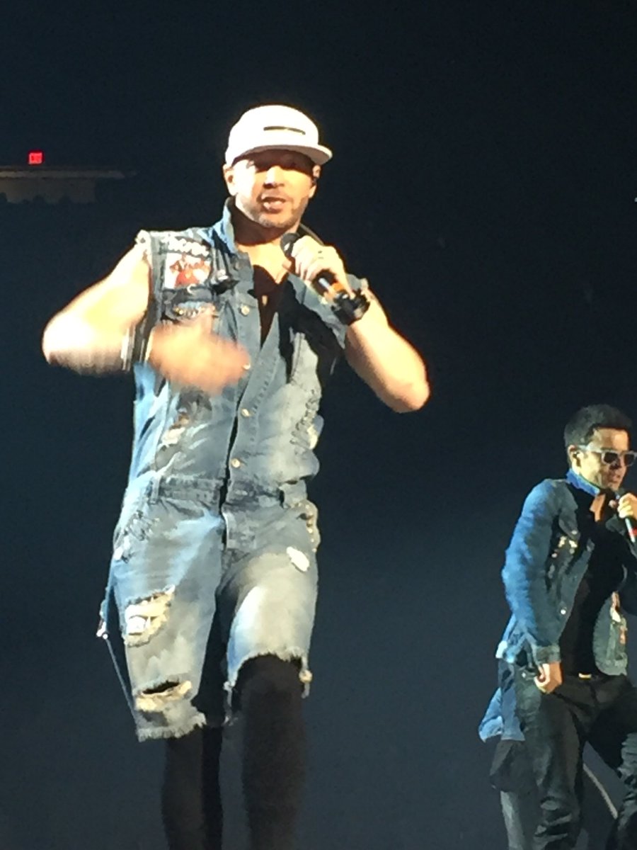 VsTweeetz's tweet photo. @DonnieWahlberg I think we all agree that the #manromper #NeedsToMakeAComeback soon, but only on you (and soon)๐โค๏ธ๐๐ธcredit: my๐ฑThe Total Package Tour Chicago๐ https://t.co/DwqbtoGiFF