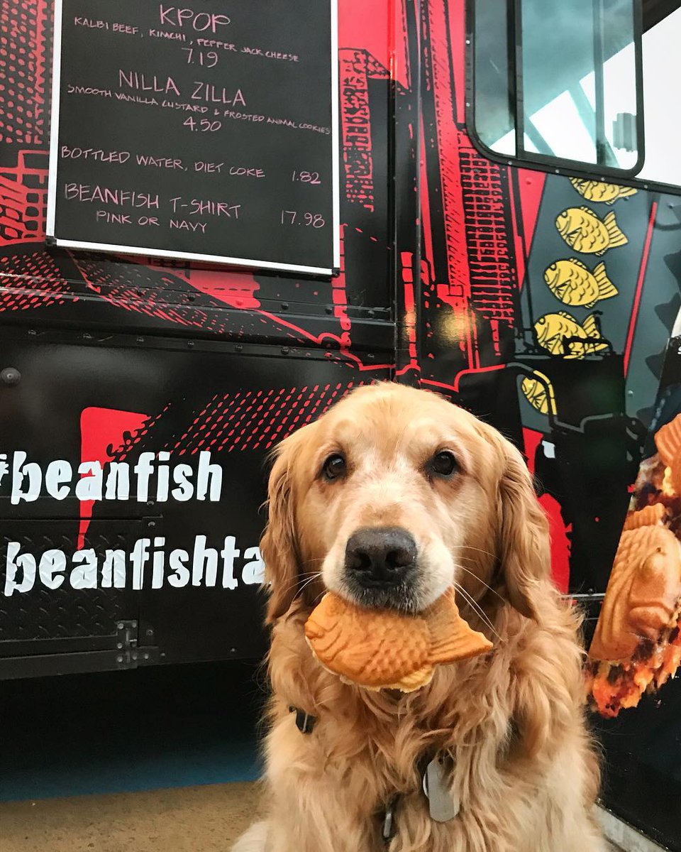 Good Morning #Seattle! How cute is this pup 🐶 with <a href="/BeanFishTaiyaki/">BeanFish</a>?! We ❤️ it! Click this link for their schedule &amp; menu 👉 ow.ly/BO2O30lJwMc 📸: IG dash.dog #MondayMotivation #GoodBoy #Taiyaki