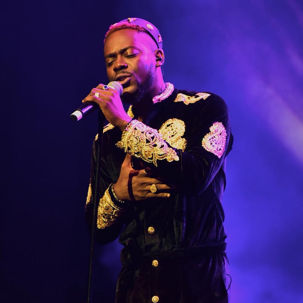 rogue_ng's tweet photo. King AG @adekunleGOLD performing at the #amvcas2018 in our Embellished Velvet Tunic π«π« #RogueMan https://t.co/wRIKCM9f2o