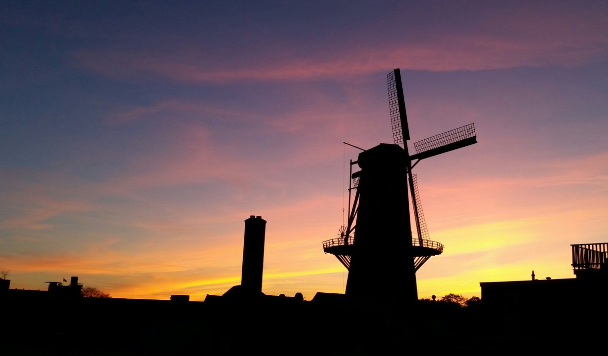 Nice coloured #sunset just now in #Schiedam #Holland. #Windmill <a href="/molendevrijheid/">molen De Vrijheid Schiedam</a> (1785) says goodbye to the sun.