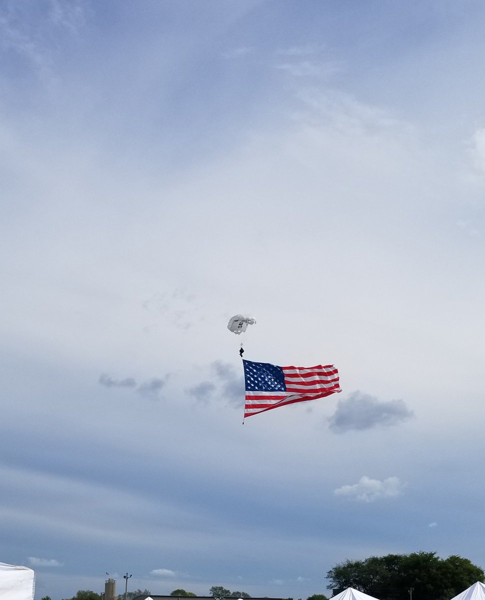 Thursday, Sept. 13, 2018 and the101st Airborne skydiver dropped in on the 5-day 'Welcome Home Veterans Celebration' @BeachavenWine in Clarksville, TN sponsored by @AARPKY @AARPTN, Wounded Warrior Project, Appleton Harley-Davidson and many more. 'Ohhh what a rush!'