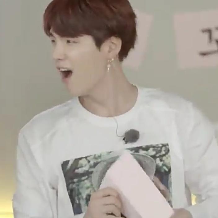 MYGTAY's tweet photo. remember yoons extra a** reaction when he read the punishment? i still hate him for it asjkdjskk—

#BehindTheanSwer #BTS #방탄소년단 @BTS_twt https://t.co/oaarzYFOuw