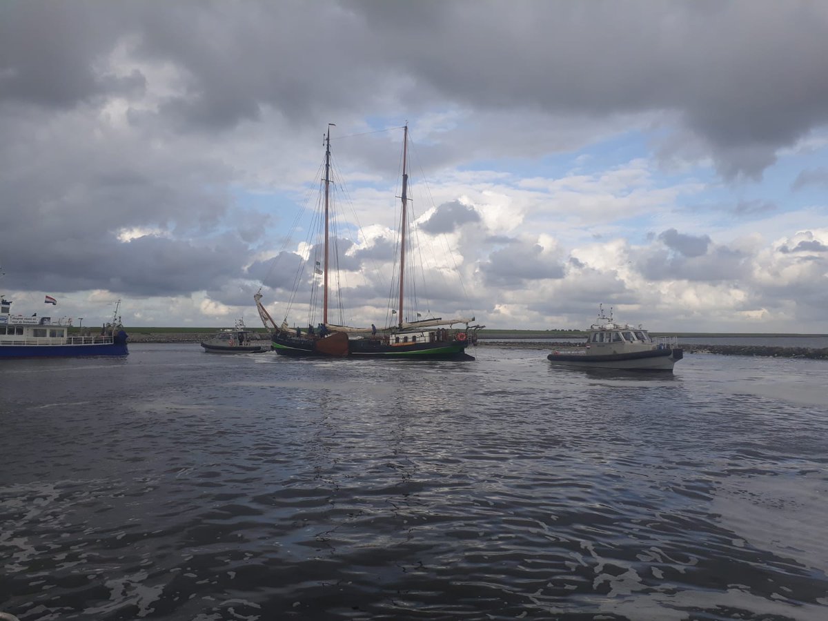 #runner en #vigilant slepen een charter los in de haven van #ameland.
