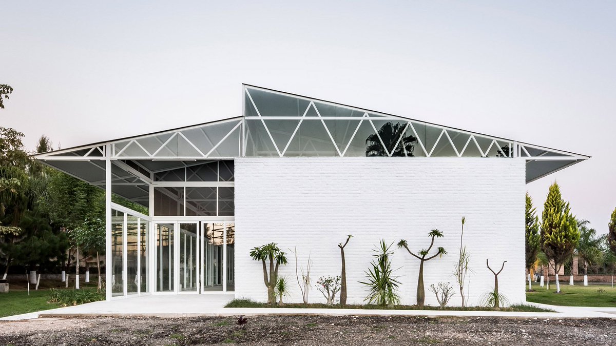 SuperPan_Decor's tweet photo. Mexican architect Abraham Cota Paredes has designed a warehouse-like pavilion for hosting events at a private residence on the outskirts of Guadalajara.
https://t.co/RfoZSit0Ql https://t.co/gwJvPA2HbZ