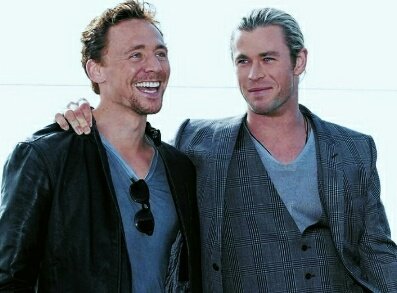bestoftwh's tweet photo. Tom Hiddleston &amp; Chris Hemsworth. https://t.co/8rVCjrqY7U